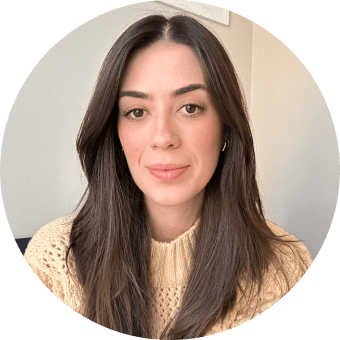 Foto da psicóloga Rafaela, cabelo e olhos castanhos.